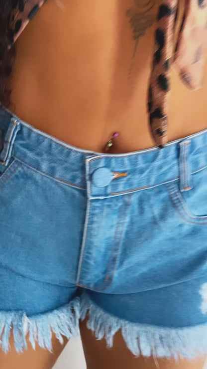 Short Jeans Feminino Barra Desfiada Curto